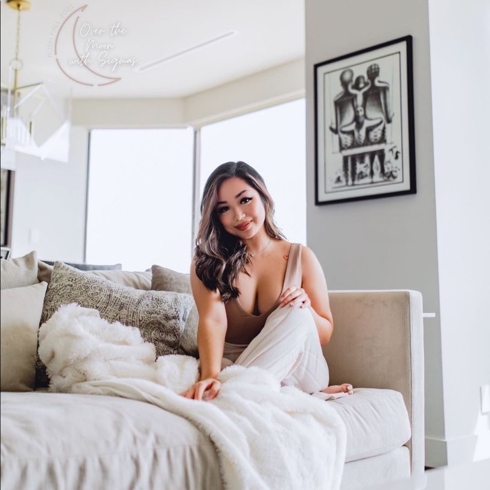 ARITZIA Contour V-Neck Luxe Bodysuit